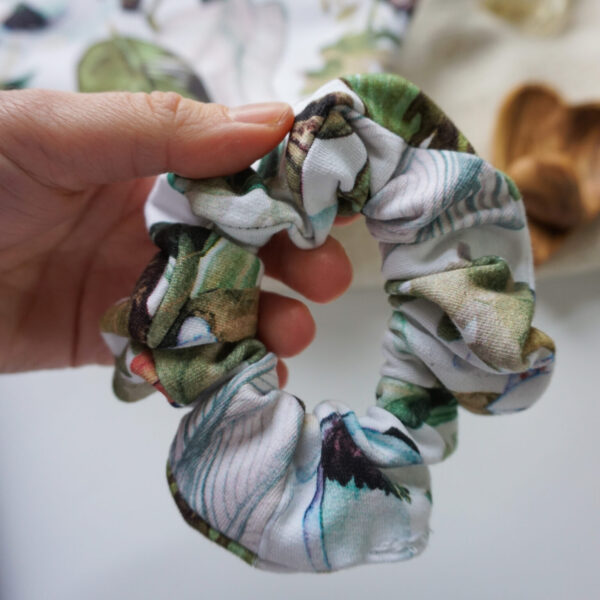 Gumka do włosów SCRUNCHIE Białe kwiaty