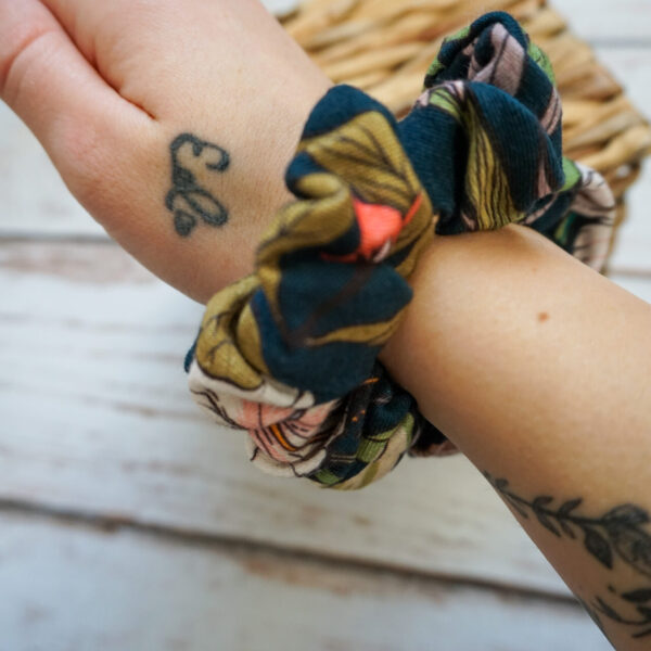 Gumka do włosów SCRUNCHIE kwiaty na graficie
