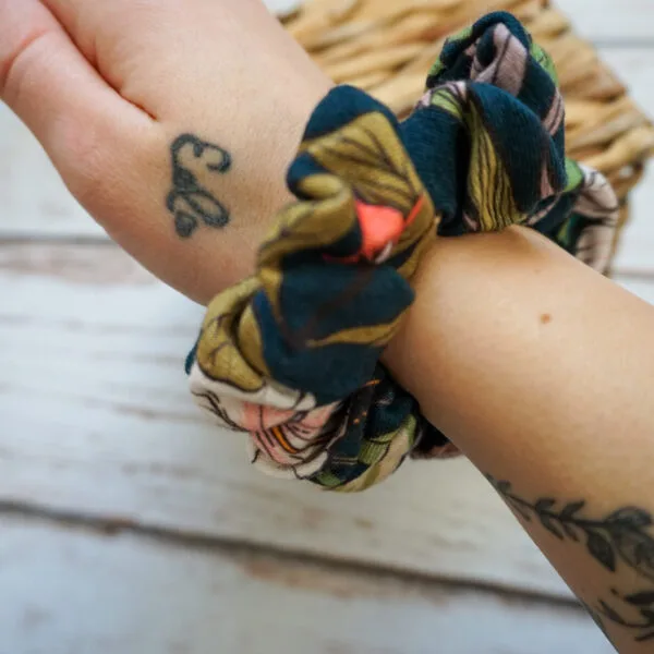 Gumka do włosów SCRUNCHIE kwiaty na graficie