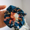 Gumka do włosów SCRUNCHIE - Dzikie kwiaty na granacie