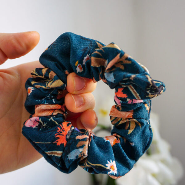 Gumka do włosów SCRUNCHIE - Dzikie kwiaty na granacie