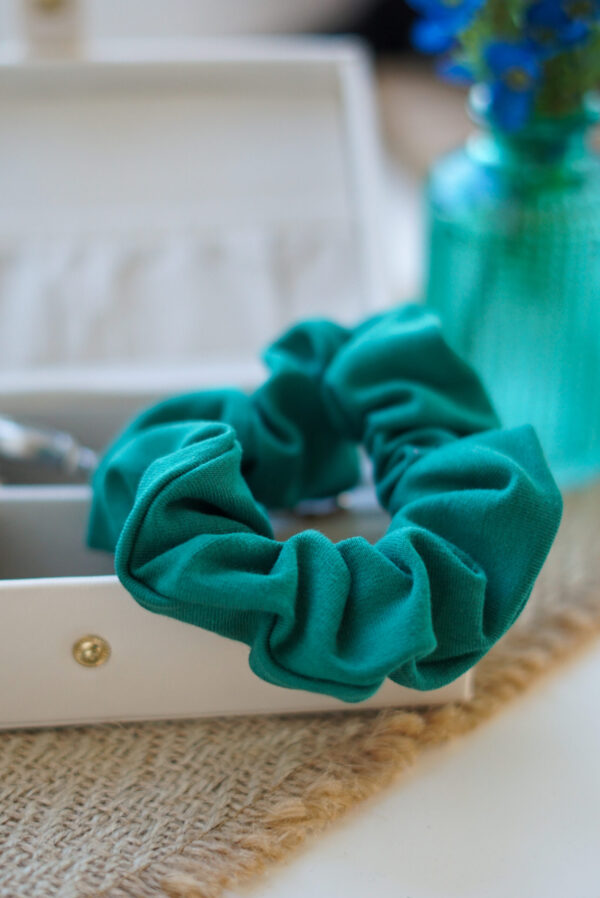 Gumka do włosów SCRUNCHIE Butelkowa zieleń - obrazek 3