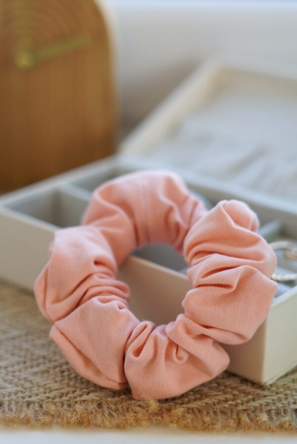Gumka do włosów SCRUNCHIE Pudrowy róż - obrazek 2