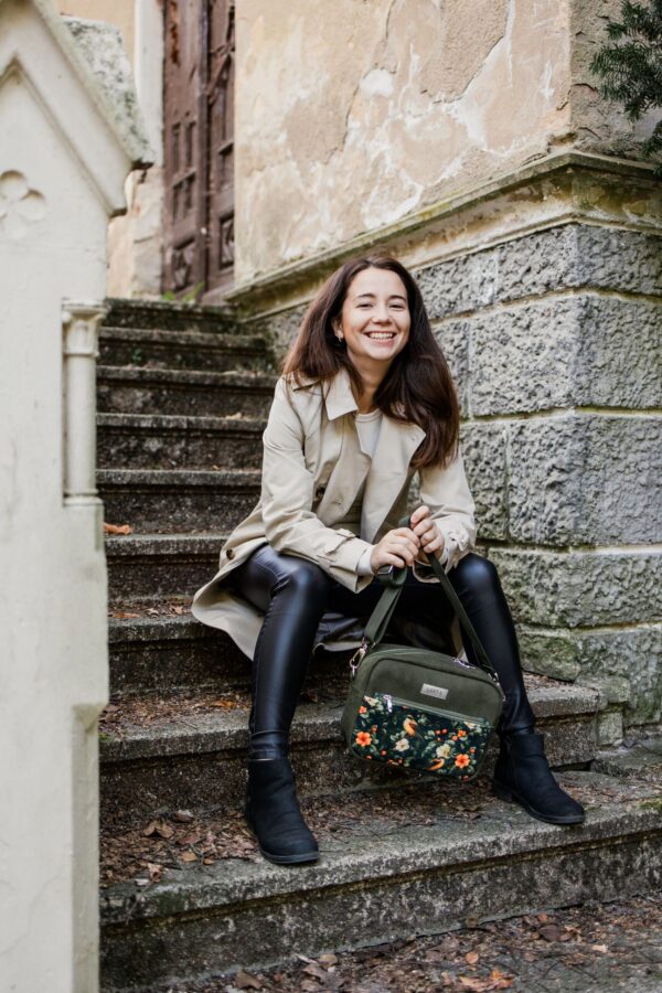 Listonoszka Sophie Khaki - W zielonym gaju - obrazek 2