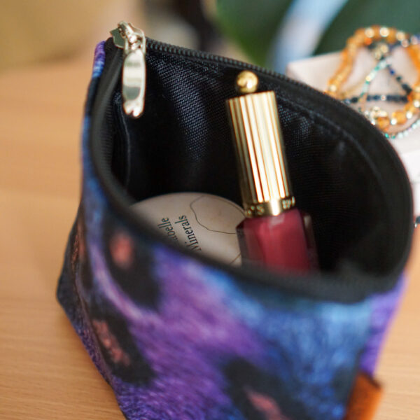 Kosmetyczka z lakierem do paznokci