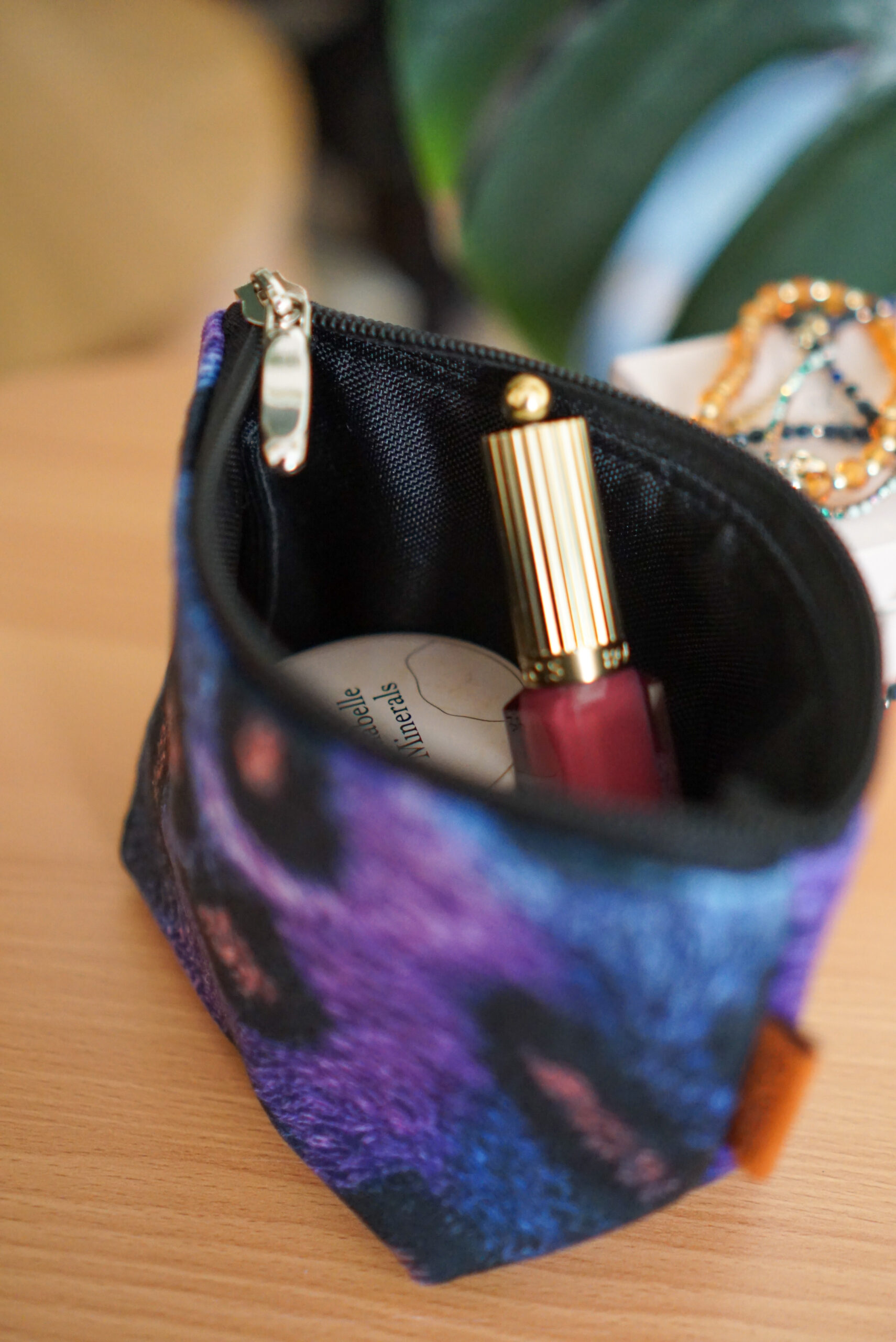 Kosmetyczka z lakierem do paznokci