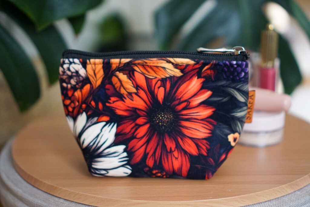 mała kosmetyczka welurowa SAKFA w kolorze beżowym