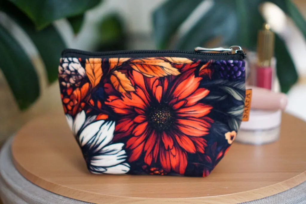 mała kosmetyczka welurowa SAKFA w kolorze beżowym