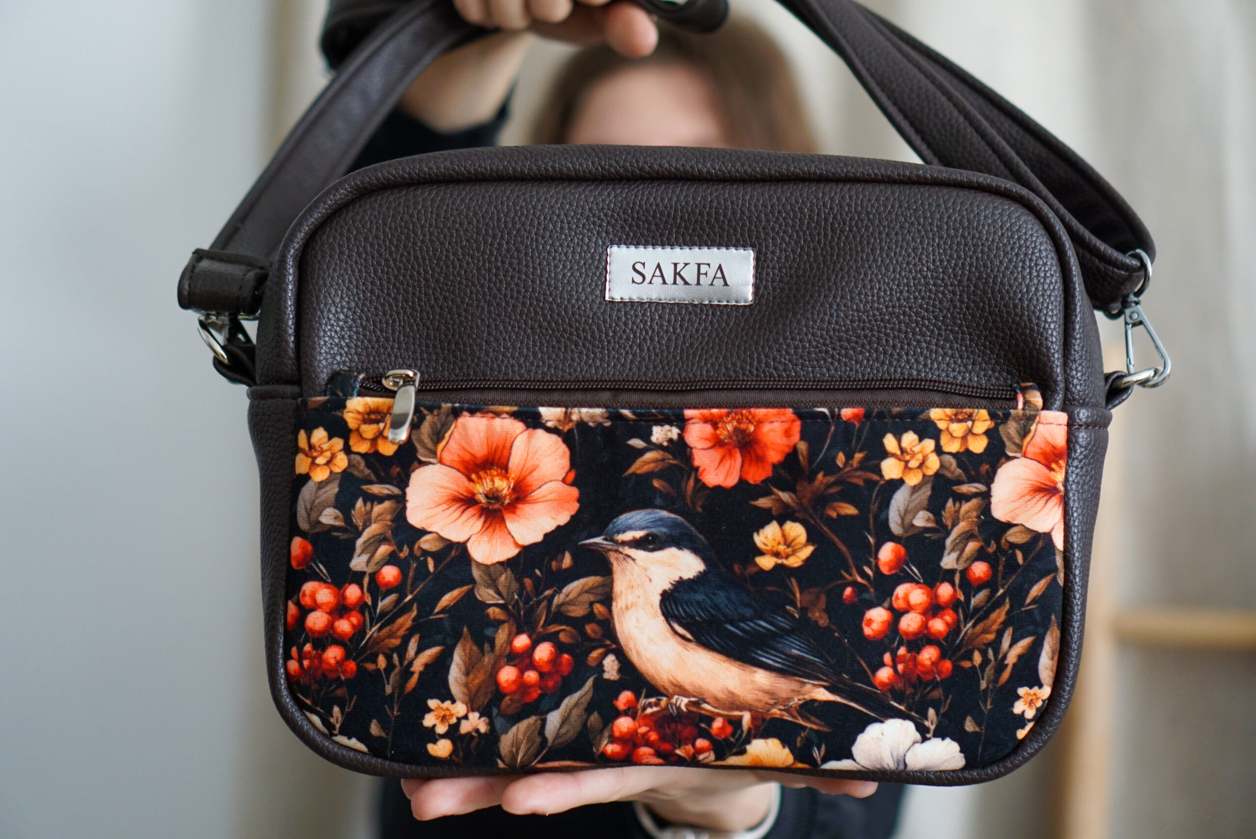 Listonoszka Sophie Ciemny Brąz - Ptaszek w kwiatach