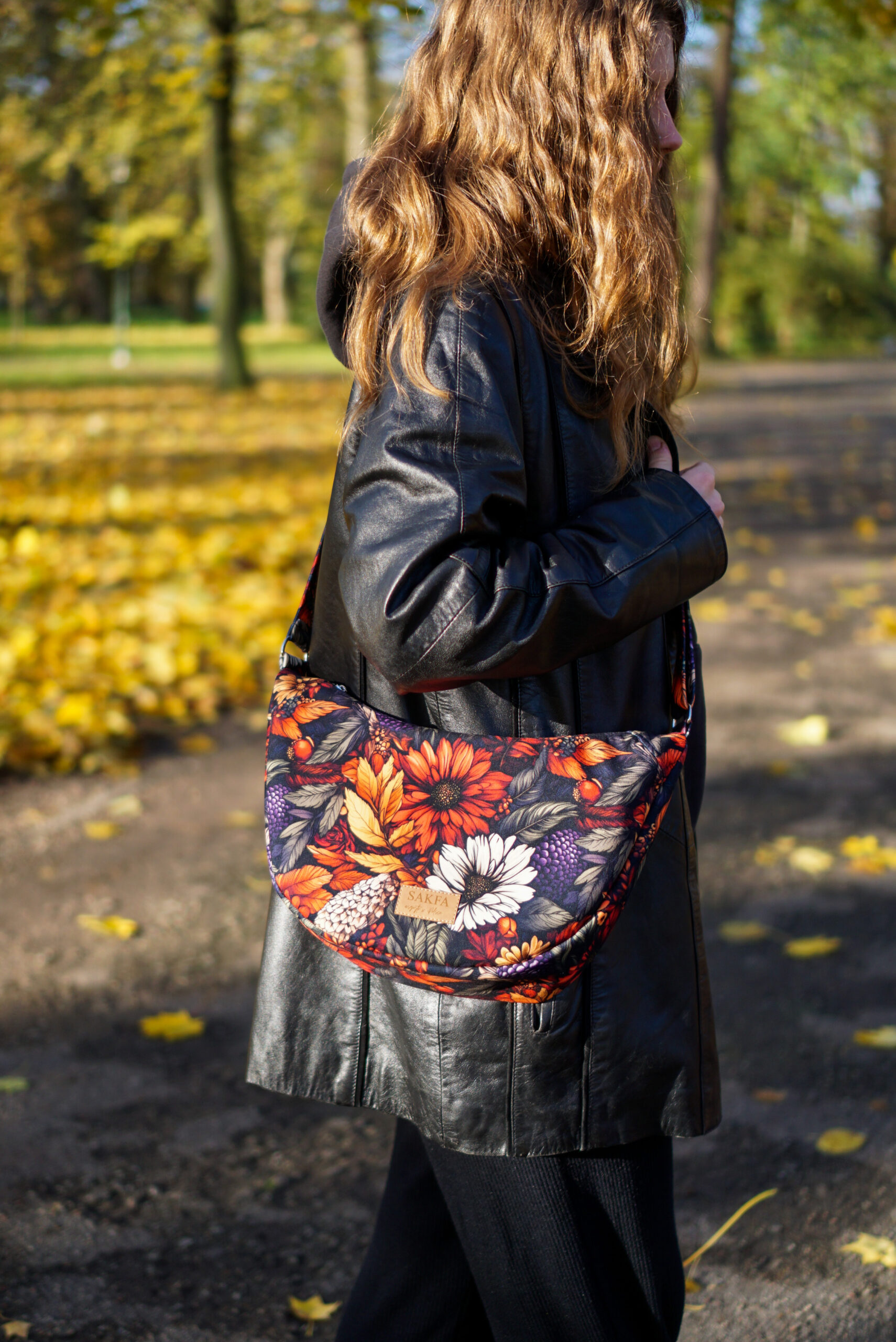 Torebka welurowa półksiężyc Luna - Jesienne liście - obrazek 2