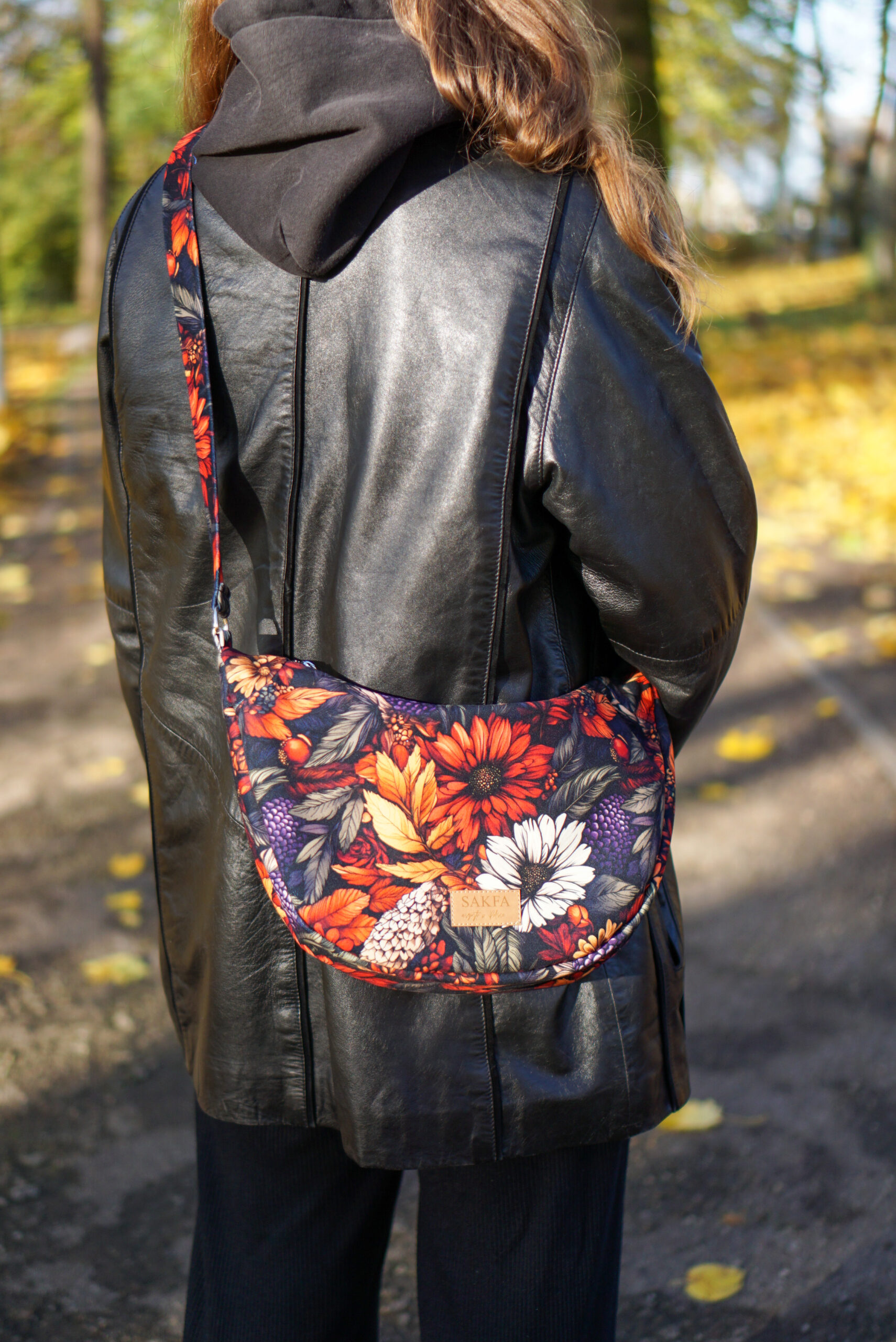 Torebka welurowa półksiężyc Luna - Jesienne liście - obrazek 3