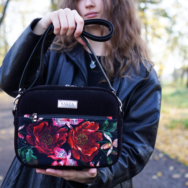 Listonoszka Sophie Black - Czerwone kwiaty