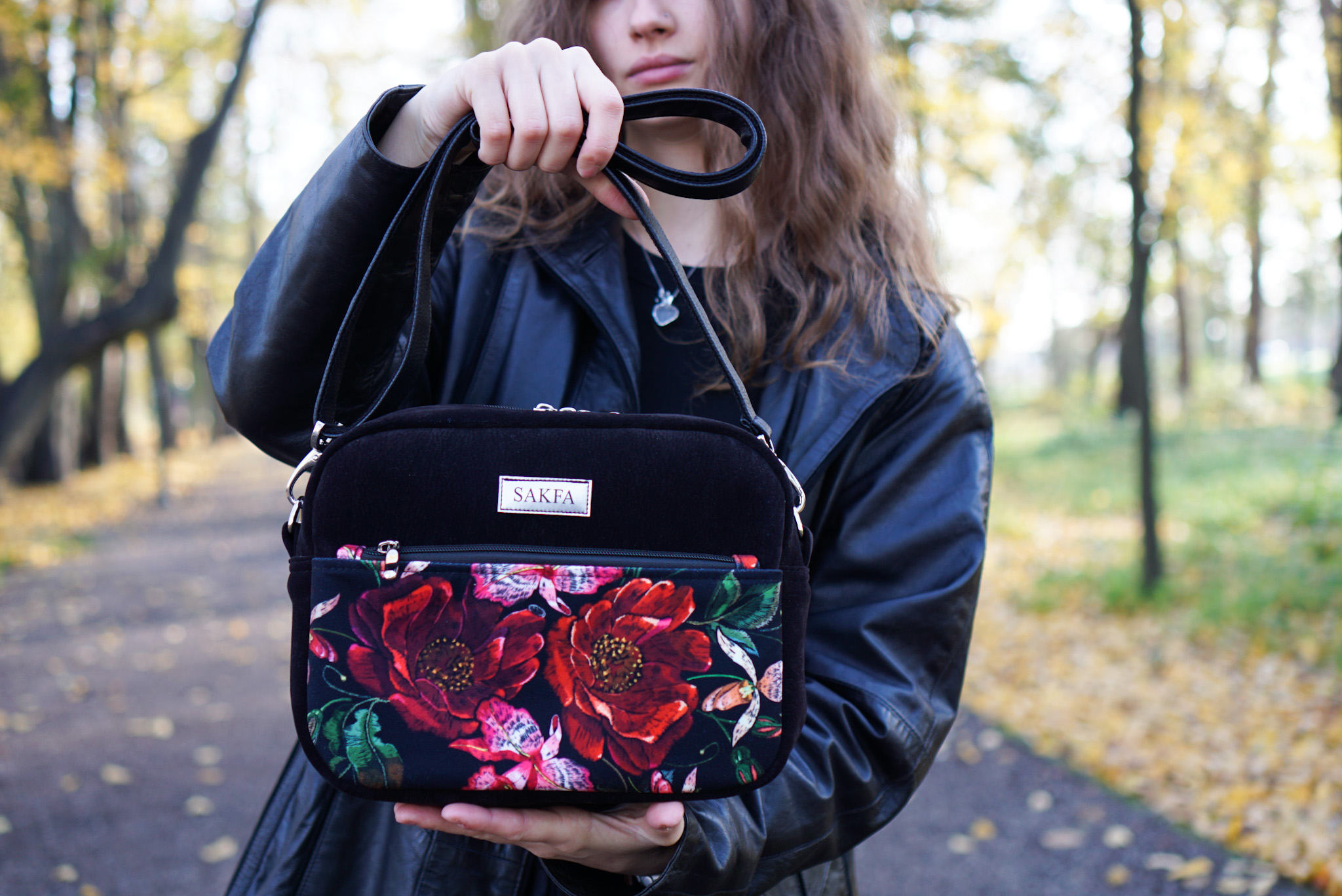 Listonoszka Sophie Black - Czerwone kwiaty