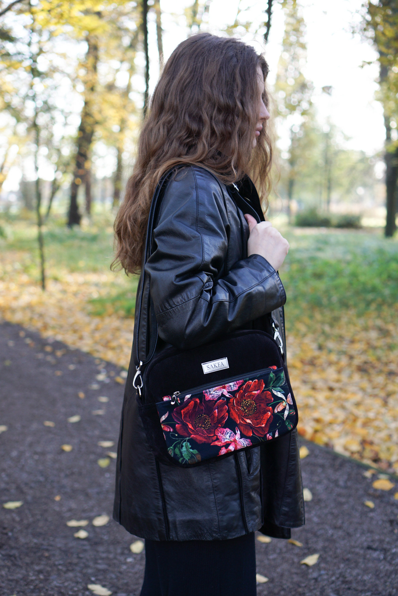 Listonoszka Sophie Black - Czerwone kwiaty - obrazek 2