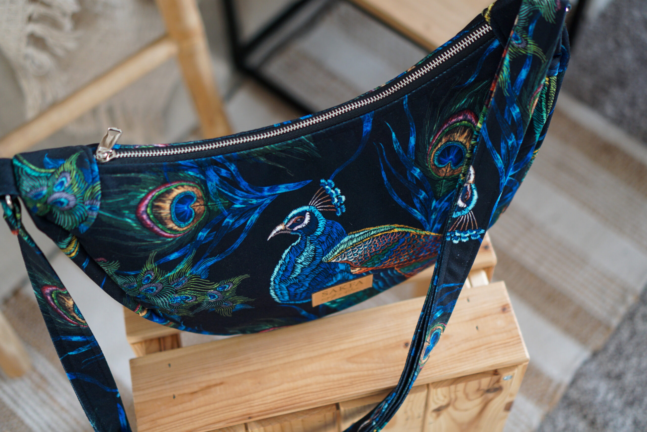 Torebka welurowa półksiężyc Luna - Paw - obrazek 3