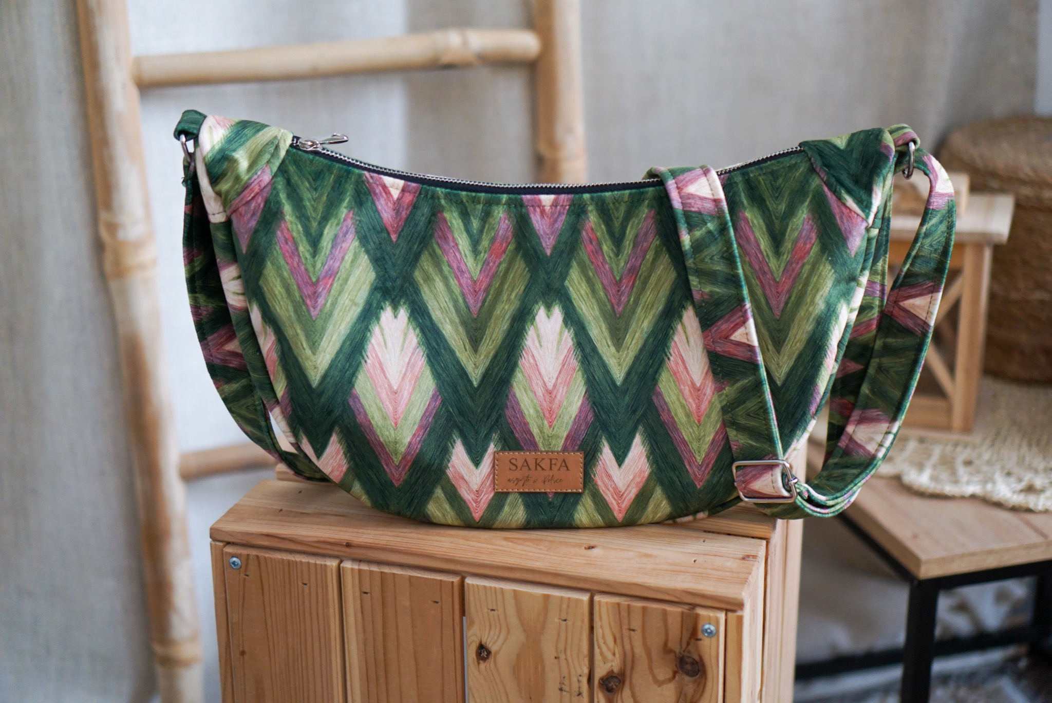 Torebka welurowa półksiężyc Luna - Chevron