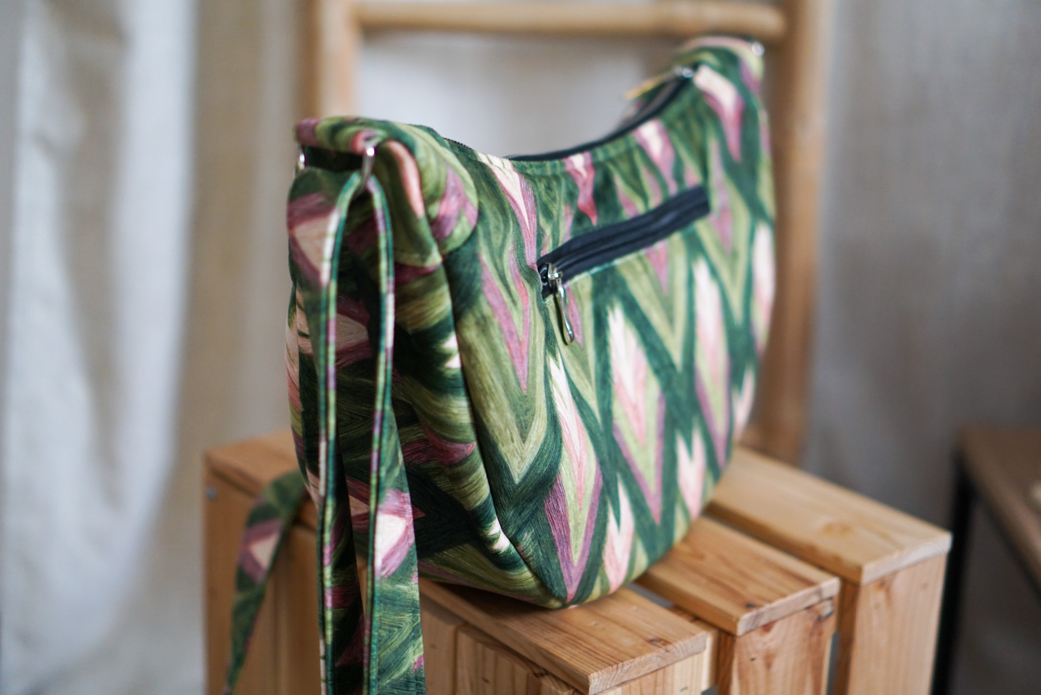 Torebka welurowa półksiężyc Luna - Chevron - obrazek 2