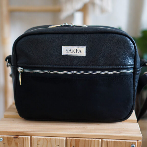 Listonoszka Sophie Black z zamszową kieszonką