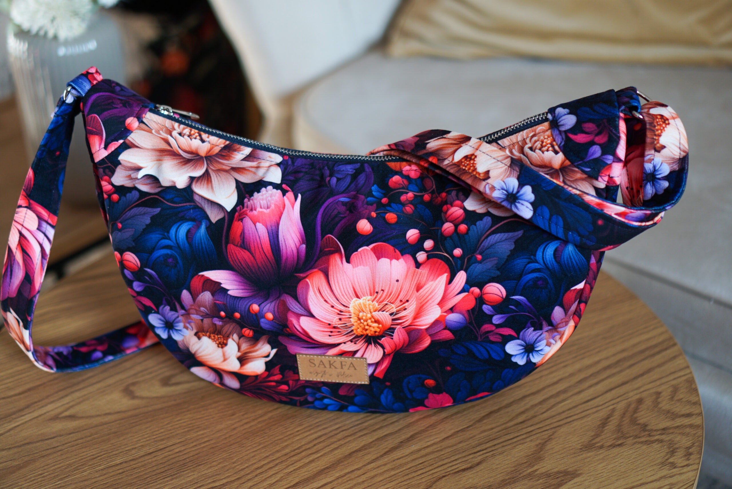 Torebka welurowa półksiężyc Luna - Granatowy ogród - obrazek 2