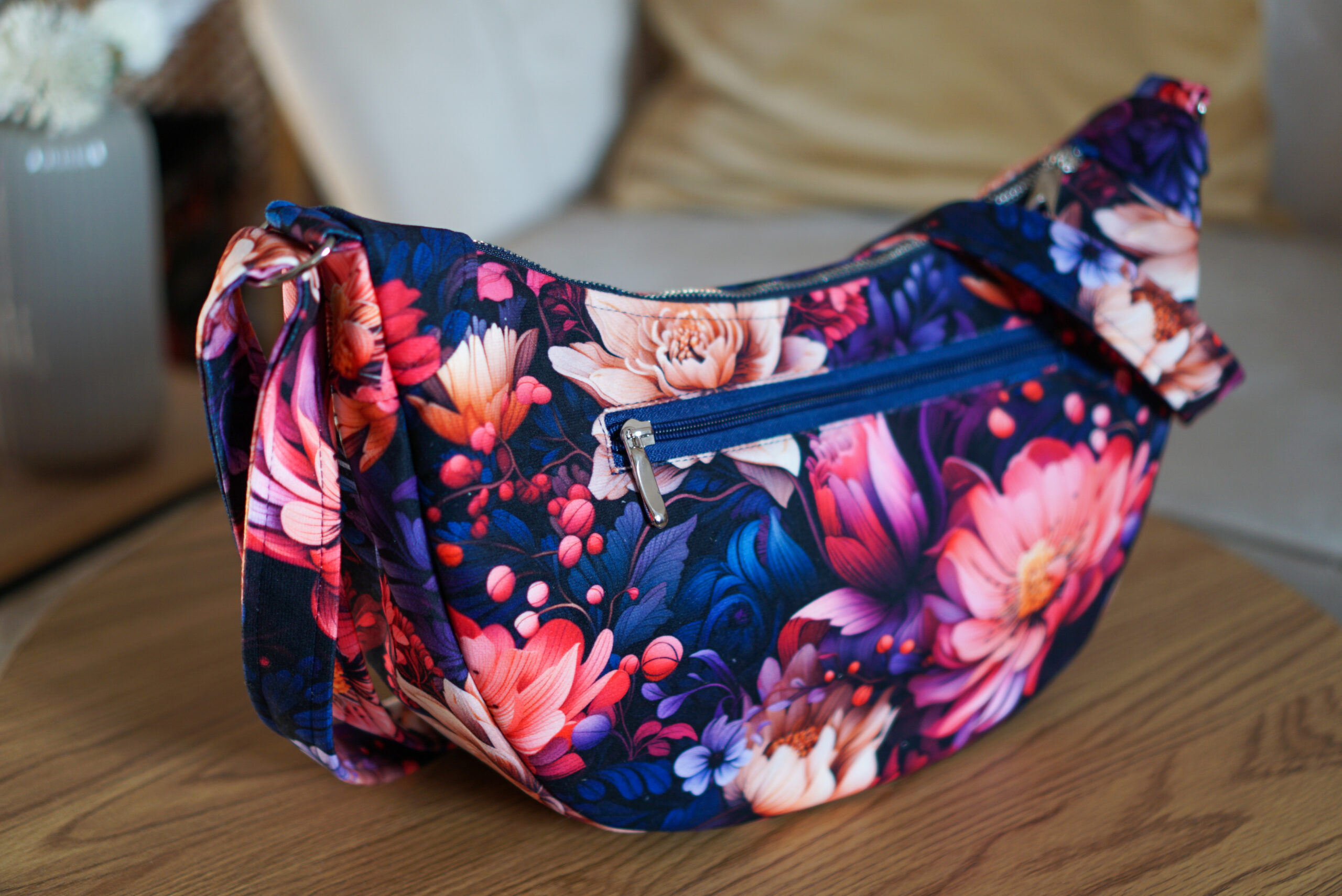 Torebka welurowa półksiężyc Luna - Granatowy ogród - obrazek 3