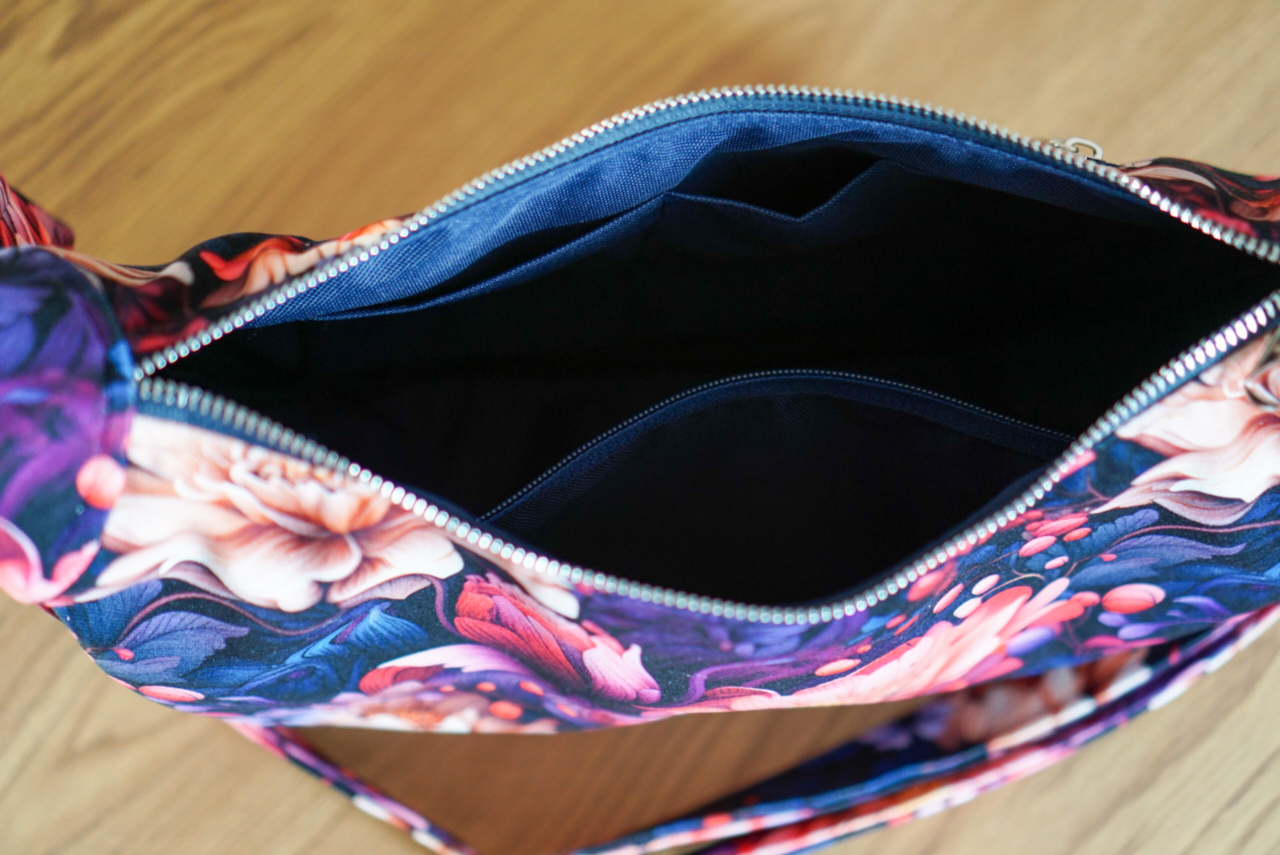 Torebka welurowa półksiężyc Luna - Granatowy ogród - obrazek 4