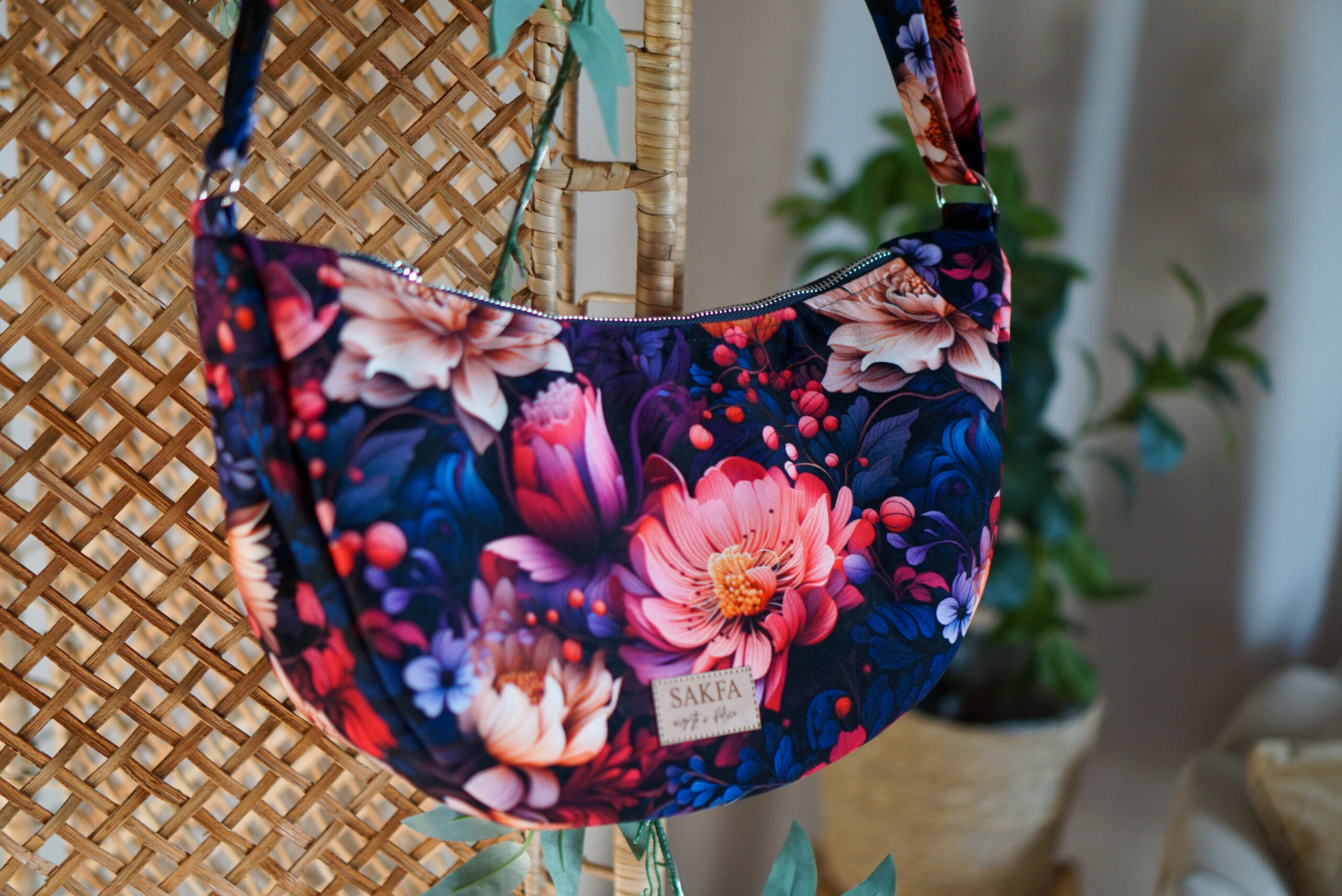 Torebka welurowa półksiężyc Luna - Granatowy ogród