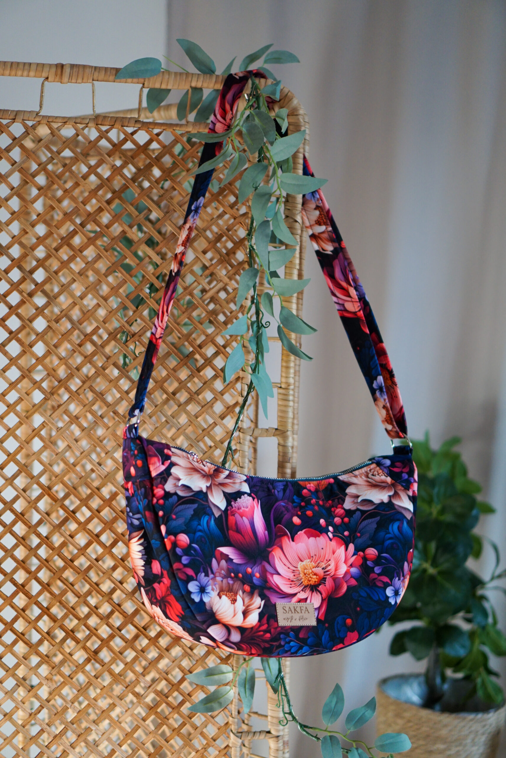 Torebka welurowa półksiężyc Luna - Granatowy ogród - obrazek 5