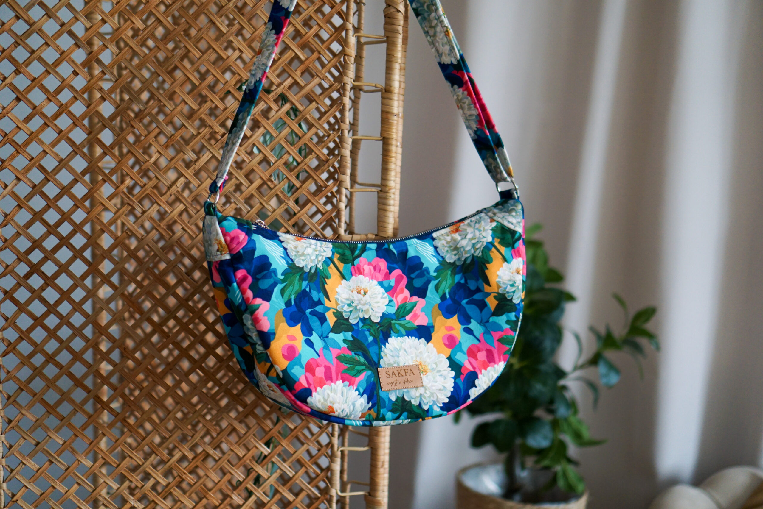 Torebka welurowa półksiężyc Luna - Kwiatowa fantazja