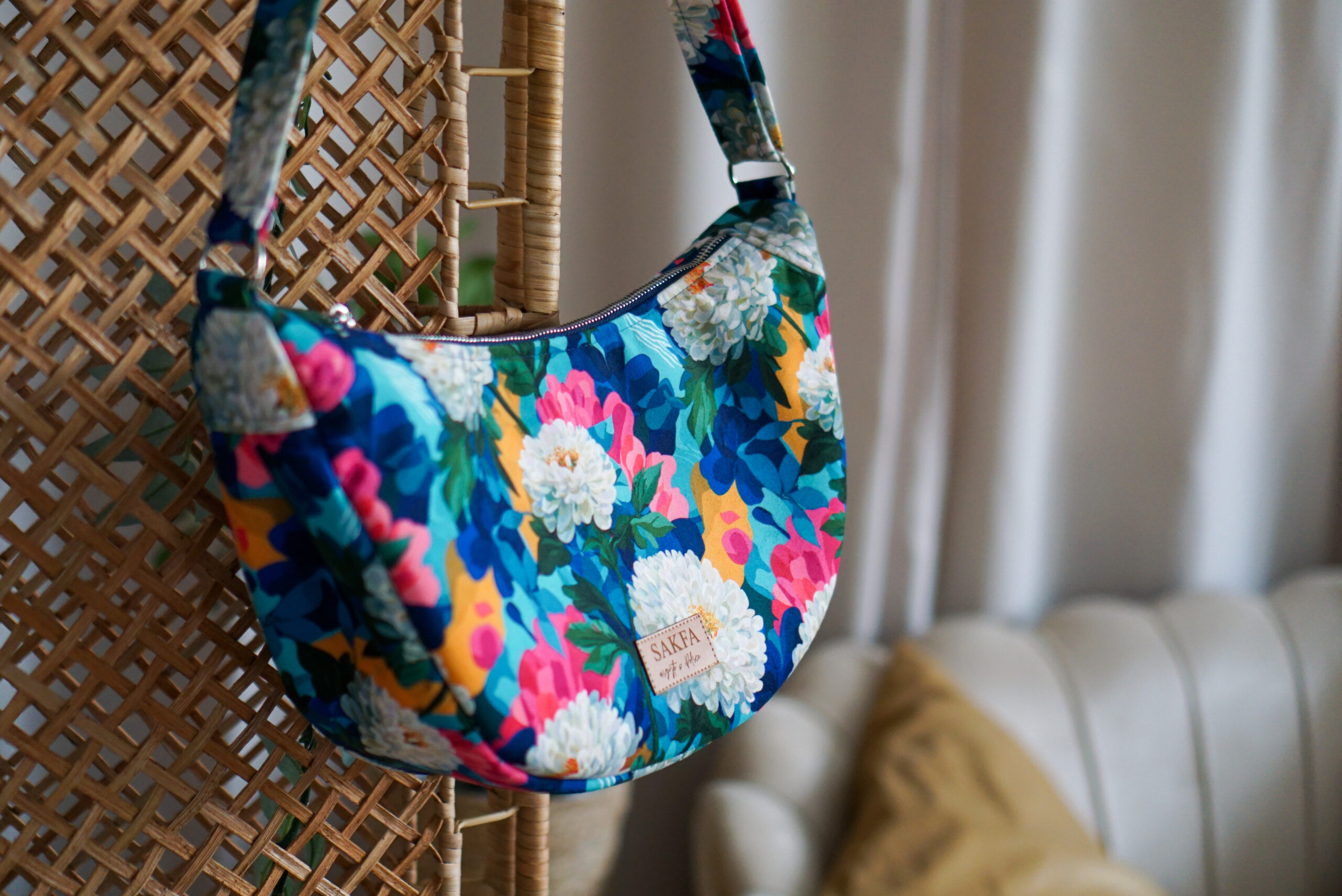 Torebka welurowa półksiężyc Luna - Kwiatowa fantazja - obrazek 6