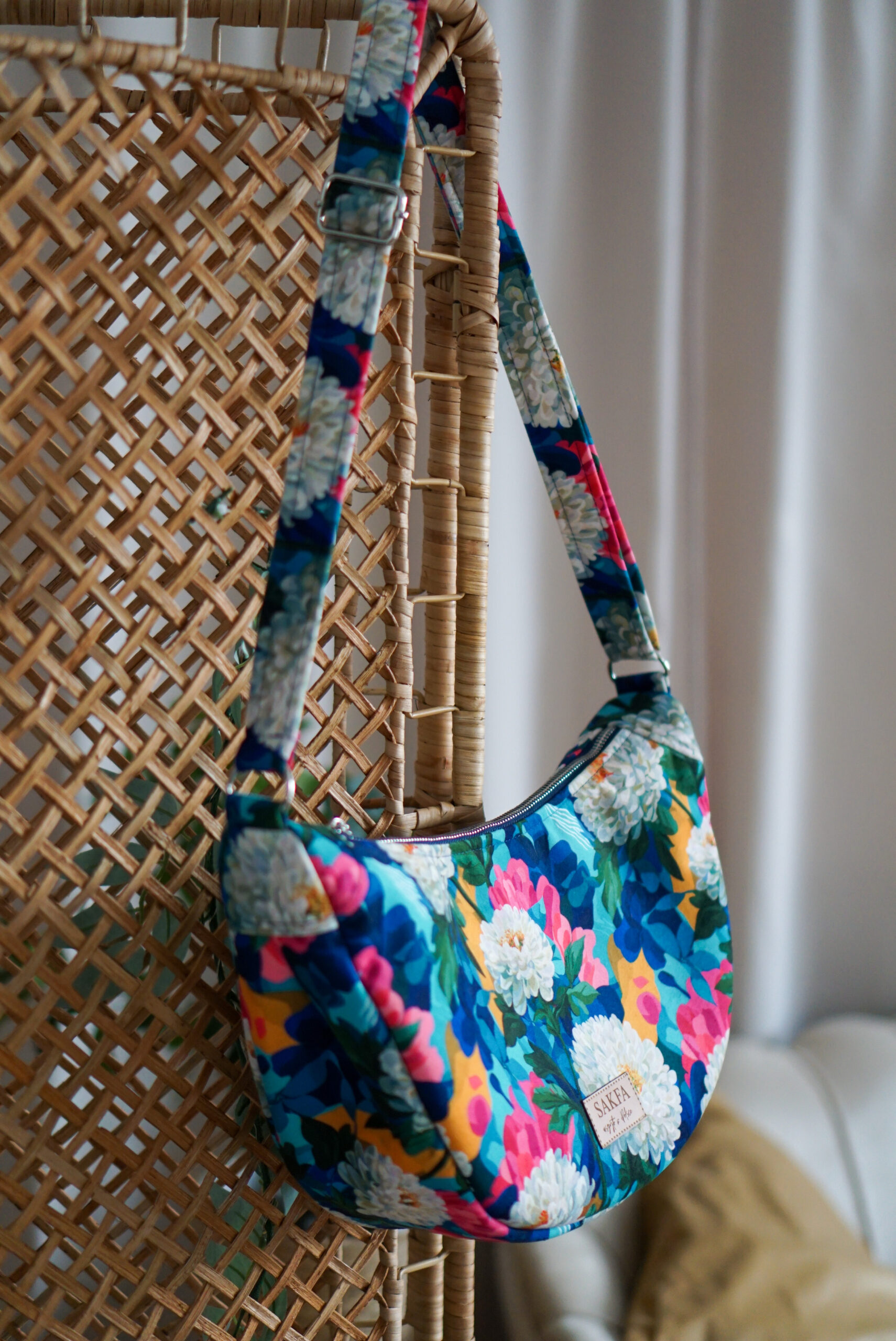 Torebka welurowa półksiężyc Luna - Kwiatowa fantazja - obrazek 7