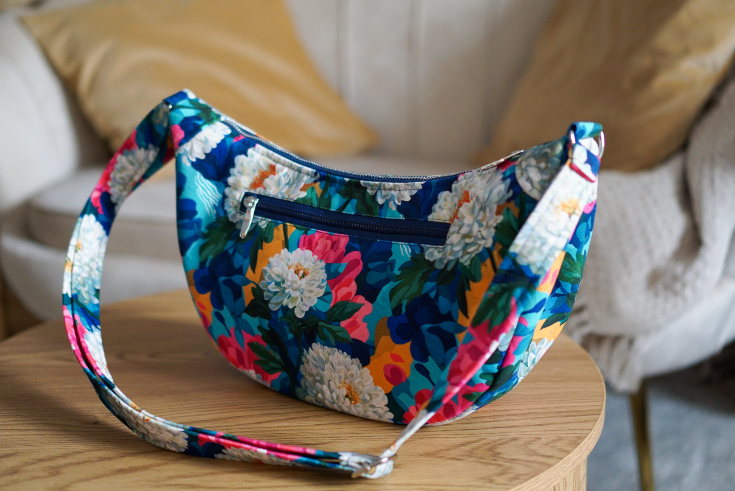 Torebka welurowa półksiężyc Luna - Kwiatowa fantazja - obrazek 4