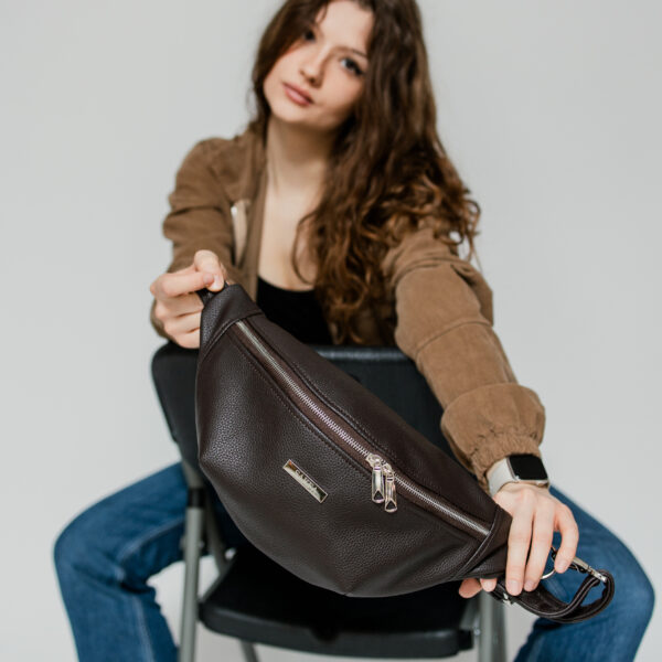 Nerka Classic – brązowa damska nerka z ekoskóry