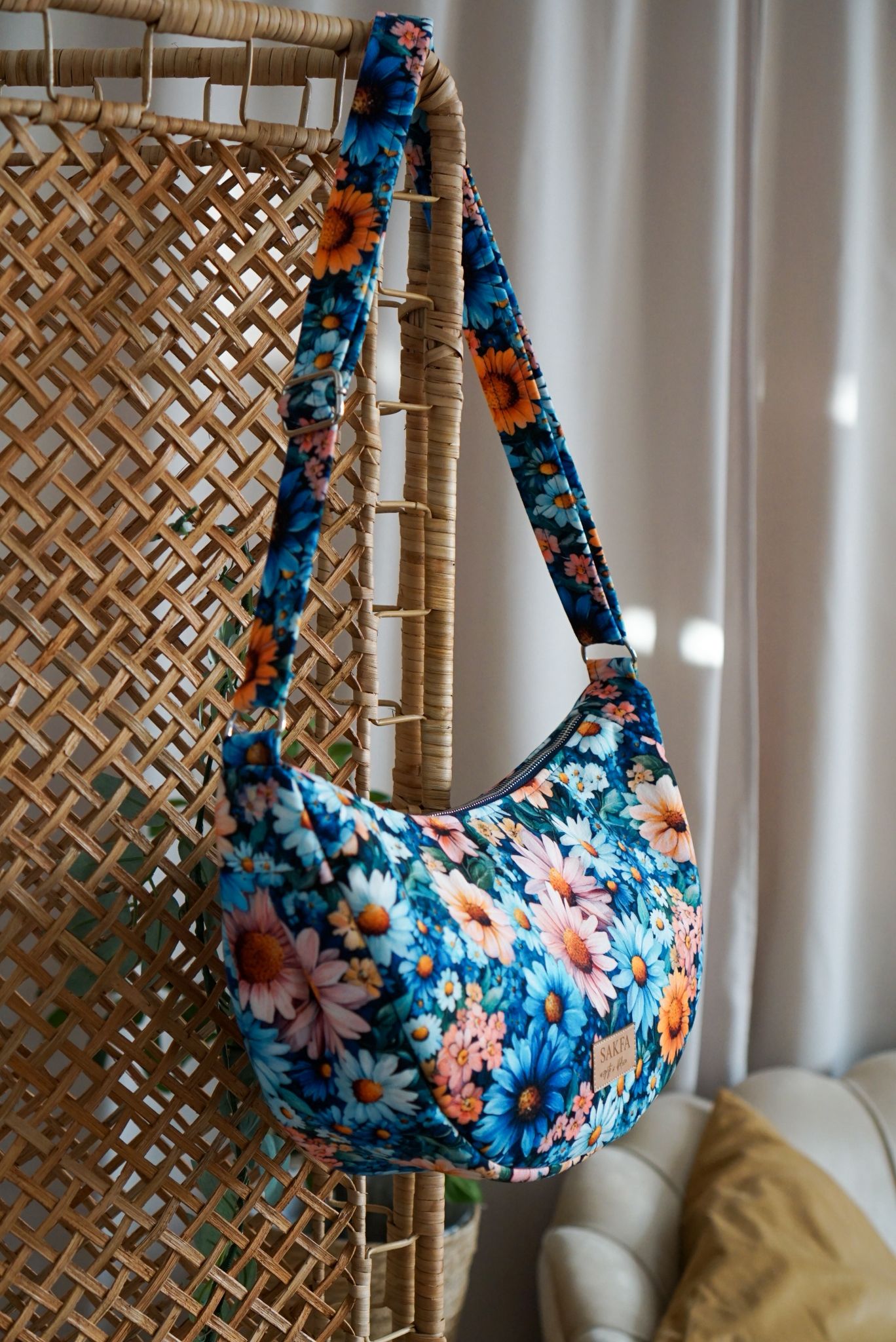 Torebka welurowa półksiężyc Luna - Lazurowa łąka - obrazek 3