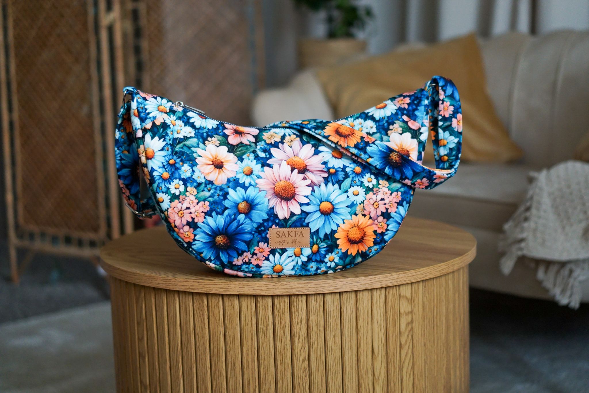 Torebka welurowa półksiężyc Luna - Lazurowa łąka - obrazek 2