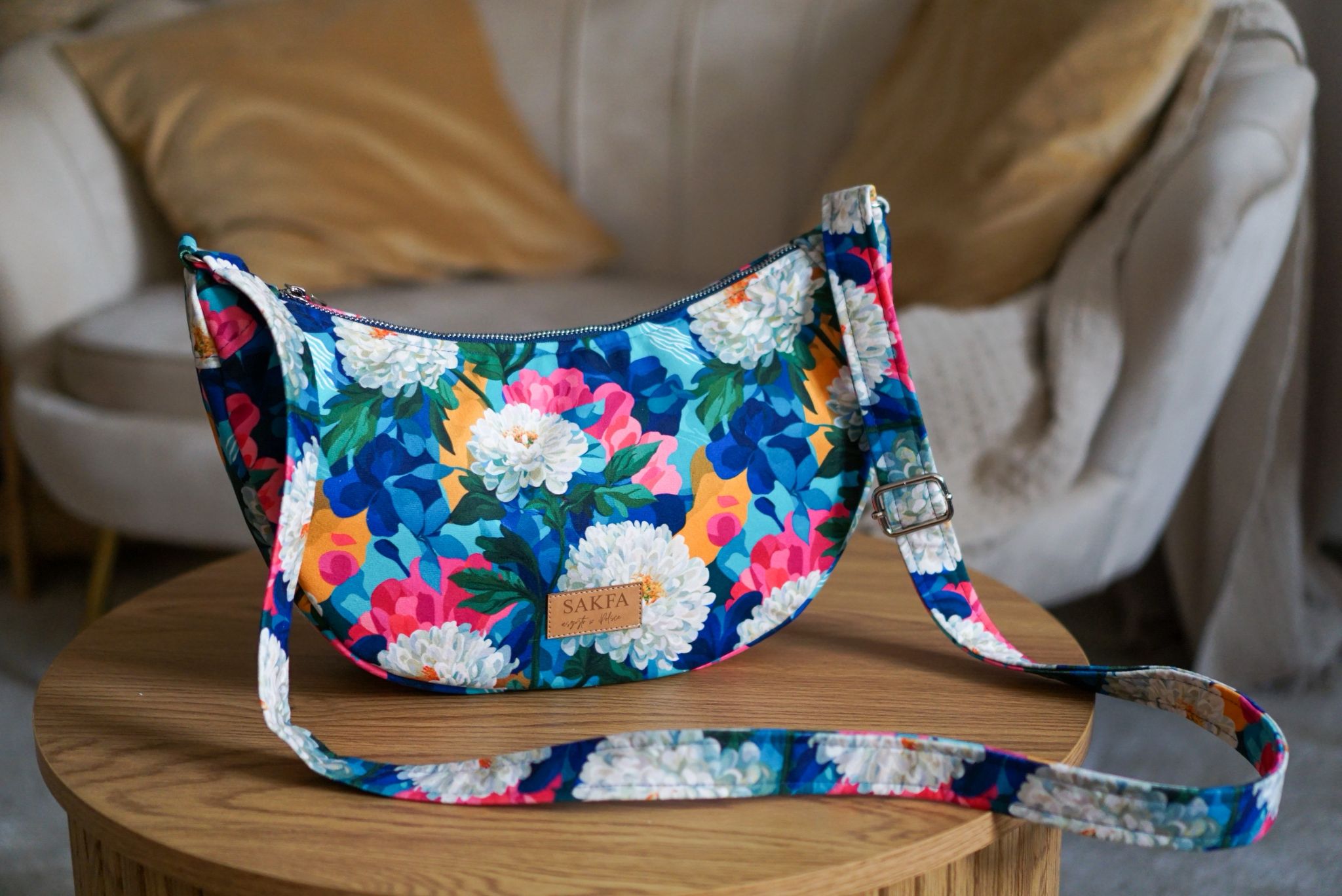 Torebka welurowa półksiężyc Luna - Kwiatowa fantazja - obrazek 2