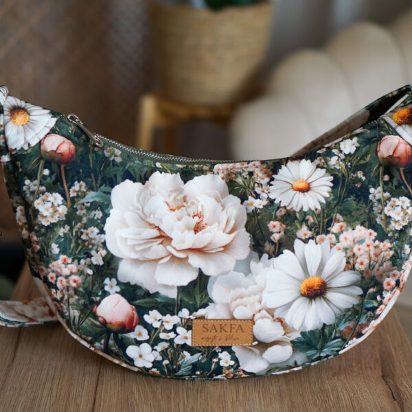 Torebka welurowa półksiężyc Luna  - Stokrotki i piwonie