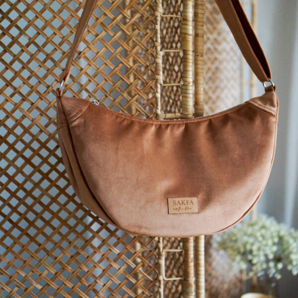 Torebka welurowa półksiężyc Luna - Karmel